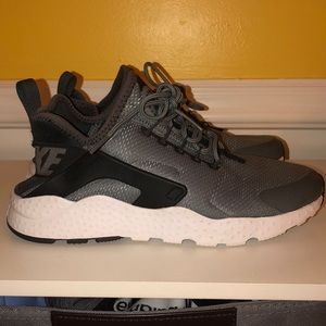 NIKE AIR HURACHES NEVER WORN